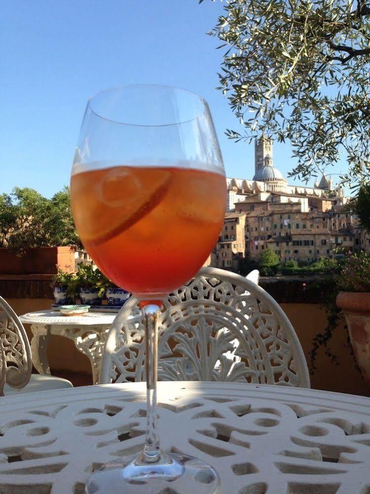 Residenza D'Epoca Campo Regio Relais Bed & Breakfast Siena Bagian luar foto